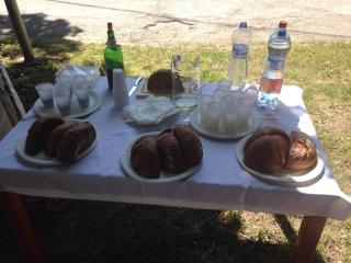 ...lámal ho a dával svojim...