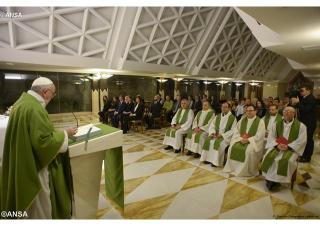 Ranná homília: Modlitba odvážnych ľudí viery mení Cirkev