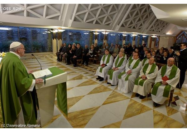 Ranná homília: Ježiš učí službe, no v Cirkvi vidno i šplhanie nahor