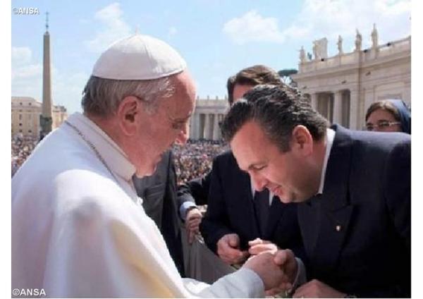 Pápež František sa stretne s rodinami obetí z Nice, telefonoval primátorovi