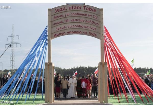 Modlitbová vigília SDM: Pápež reagoval na svedectvá o sile Božieho milosrdenstva