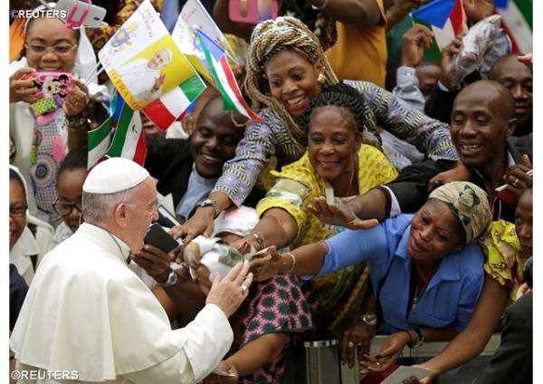 Katechéza pápeža Františka: Cesta milosrdenstva vedie od srdca k rukám