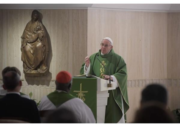 Ranná homília pápeža Františka: Každá vojna sa začína najskôr v srdci